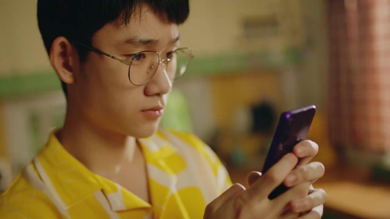 https://pod2.brvn.vn/media/2025/10/TVC-Sunlight_-_-a-nh-bay-da--u-mo---cu--ng--a--u--ngay-ca--tre-n--o---nhu--a_-low--2-.gif