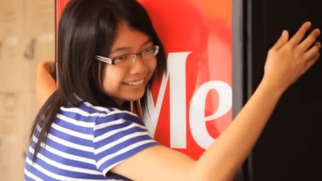 Case Film Coca-Cola: Máy bán hàng tự động “Coke Hug Machine”