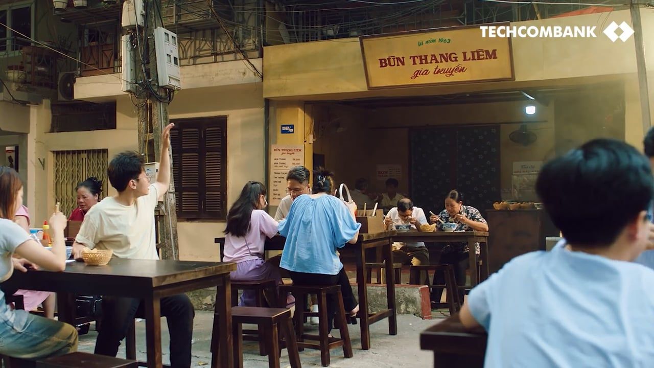 https://pod2.brvn.vn/media/2025/11/Techcombank_-Buo-n-co--ba-n---Ba-n-co--Techcombank-chung--u-o--ng--low.gif