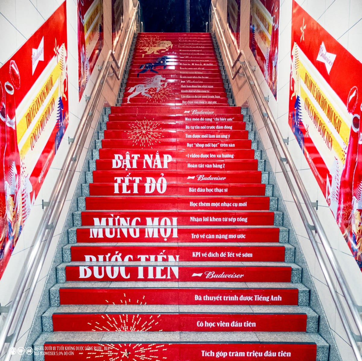Budweiser phủ đỏ Metro với thông điệp “Bật nắp Tết đỏ, Mừng mọi bước tiến”