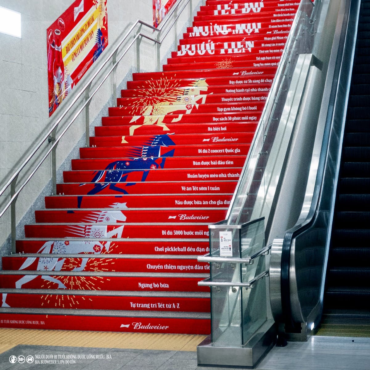 Budweiser phủ đỏ Metro với thông điệp “Bật nắp Tết đỏ, Mừng mọi bước tiến”