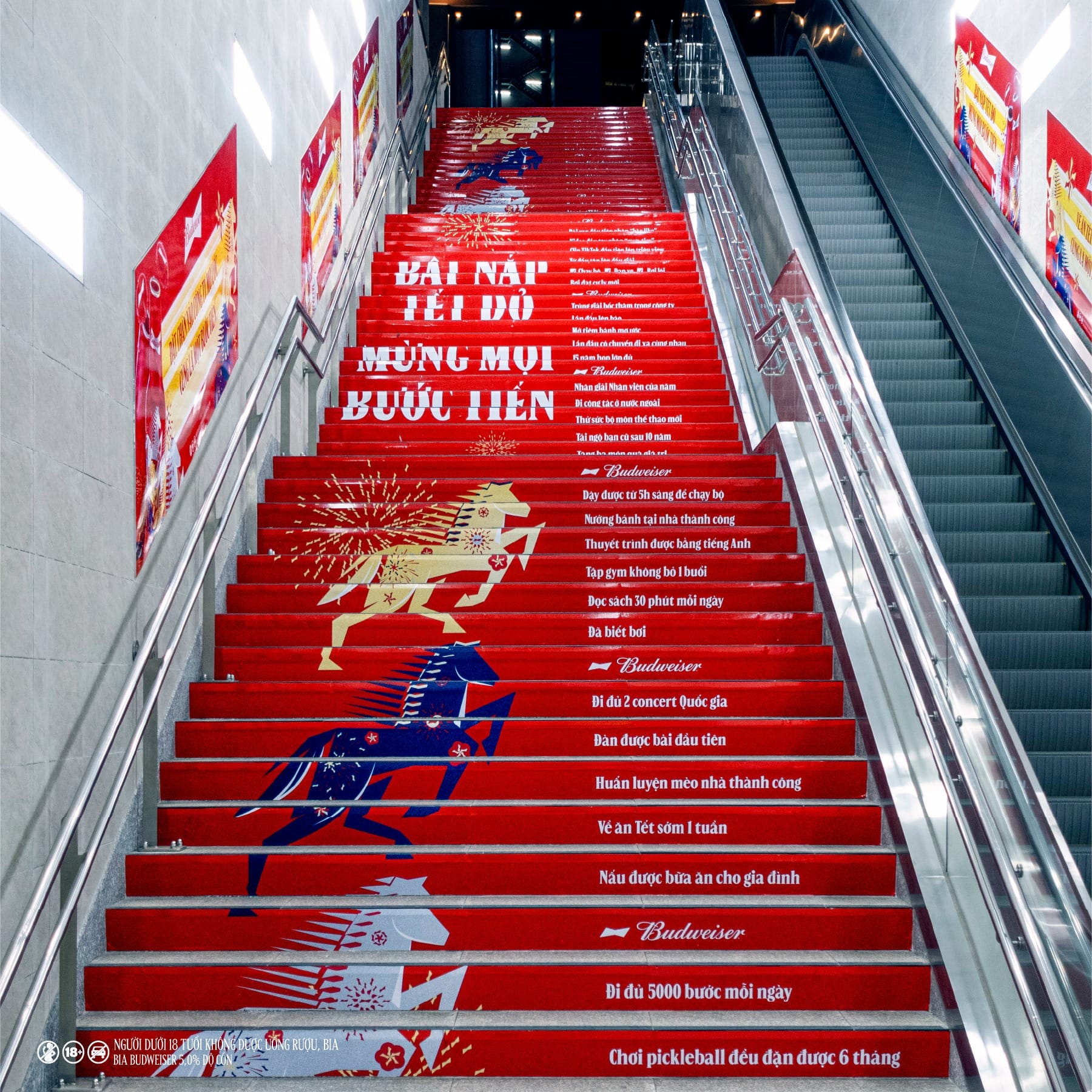 Budweiser phủ đỏ Metro với thông điệp “Bật nắp Tết đỏ, Mừng mọi bước tiến”