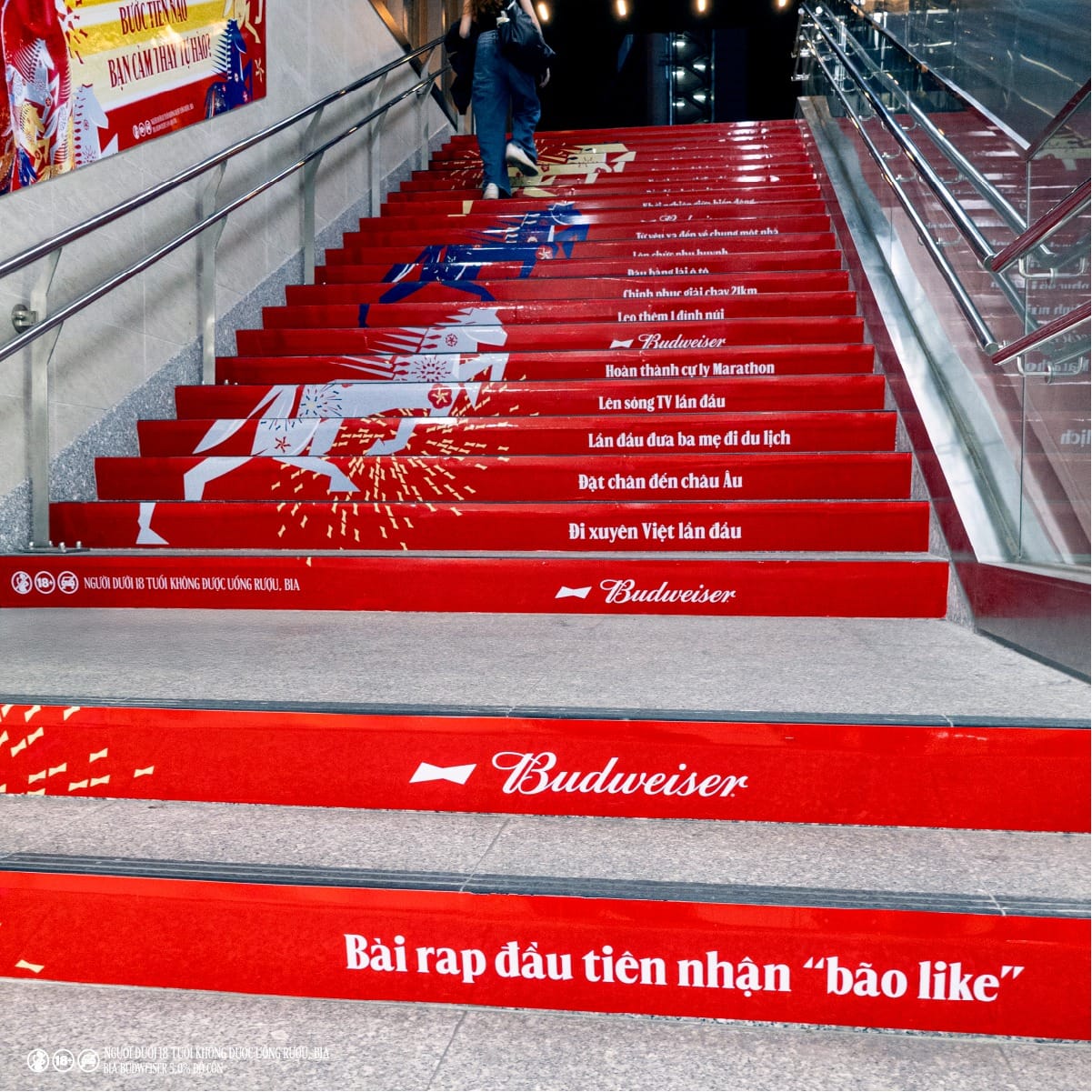 Budweiser phủ đỏ Metro với thông điệp “Bật nắp Tết đỏ, Mừng mọi bước tiến”