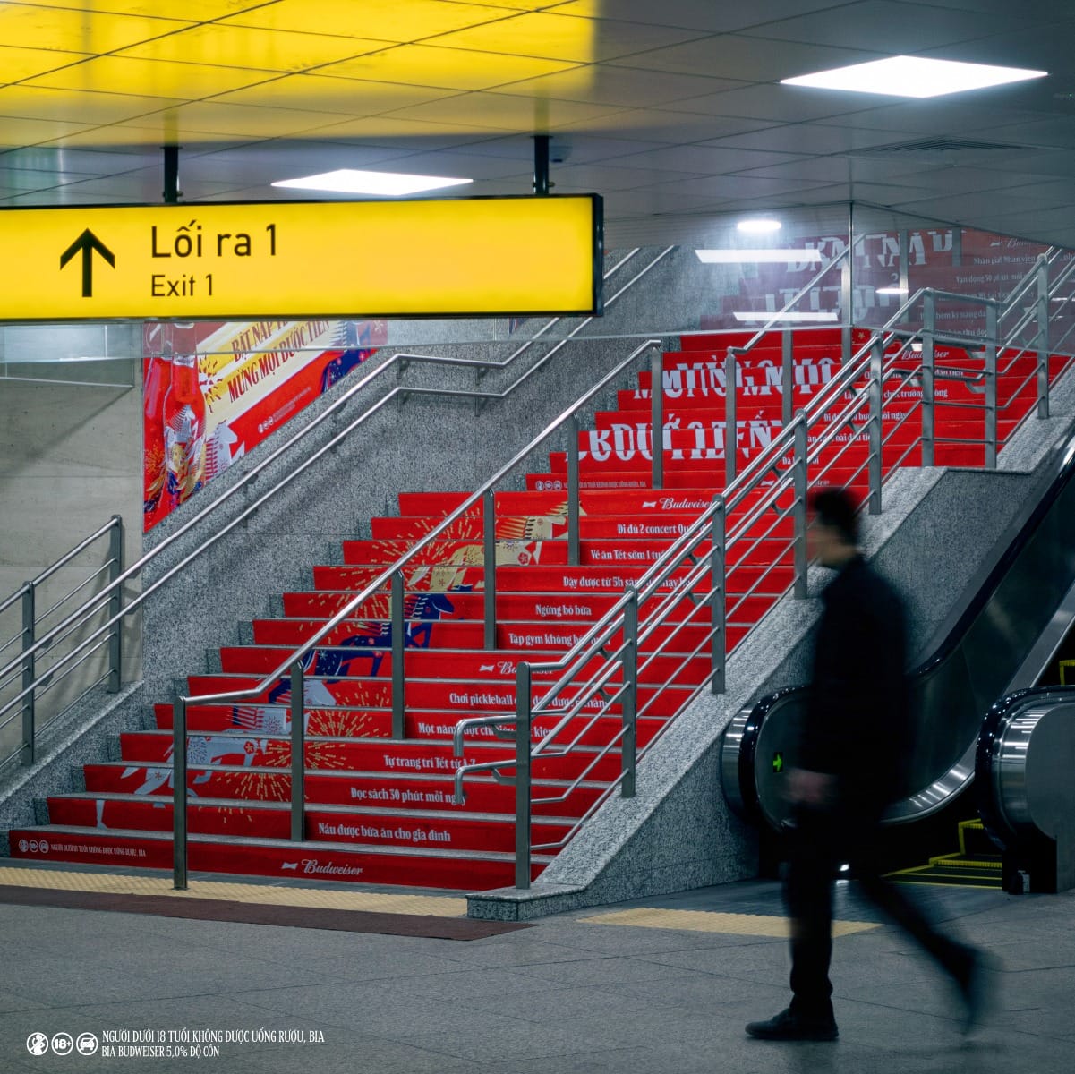 Budweiser phủ đỏ Metro với thông điệp “Bật nắp Tết đỏ, Mừng mọi bước tiến”