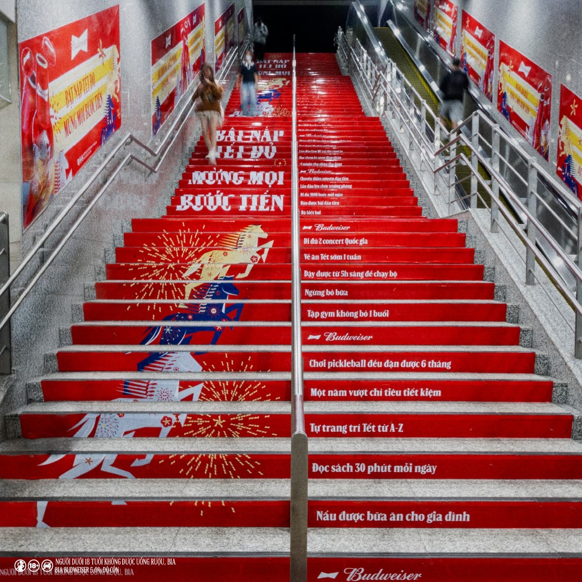 Budweiser phủ đỏ Metro với thông điệp “Bật nắp Tết đỏ, Mừng mọi bước tiến”
