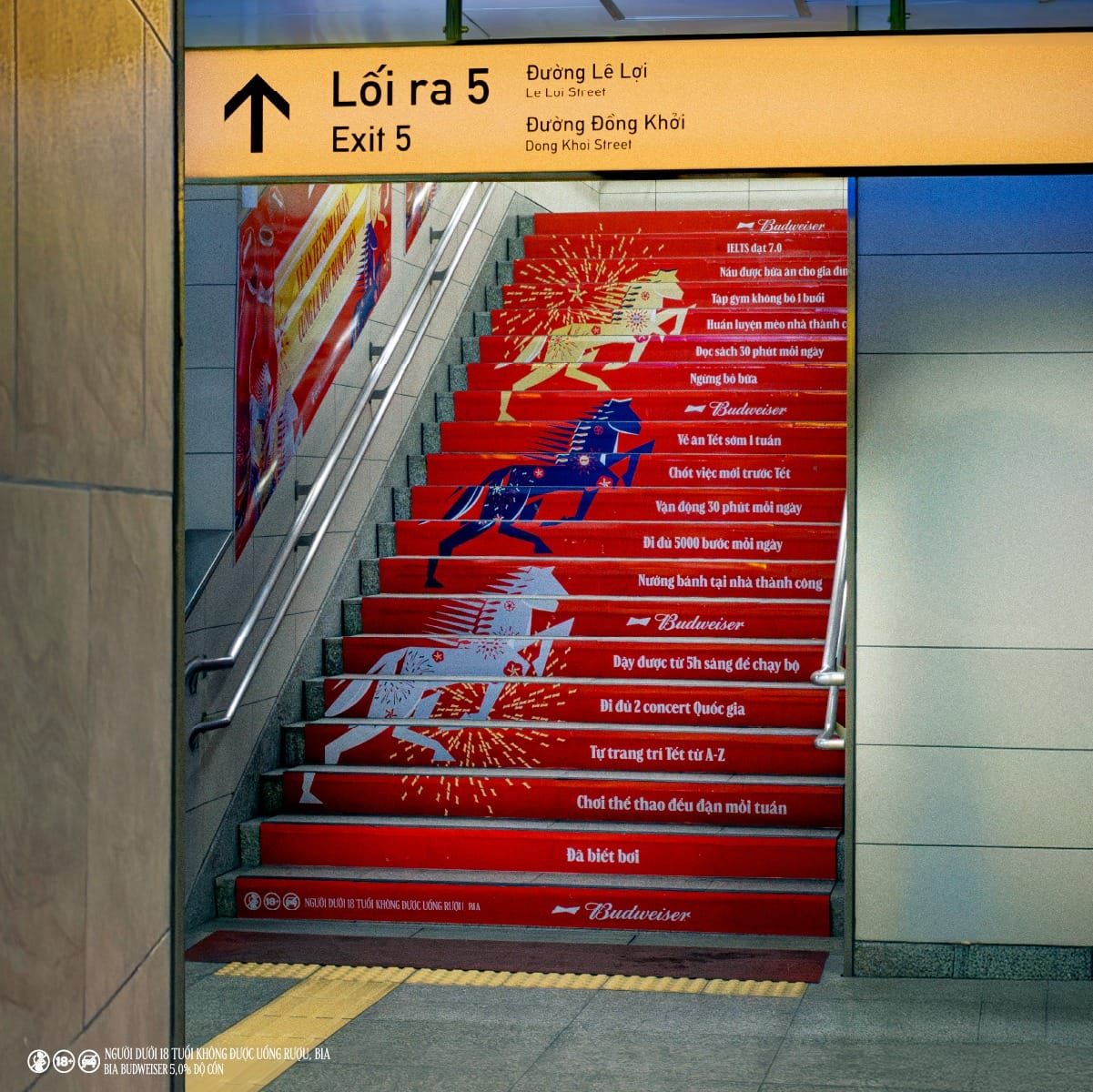 Budweiser phủ đỏ Metro với thông điệp “Bật nắp Tết đỏ, Mừng mọi bước tiến”