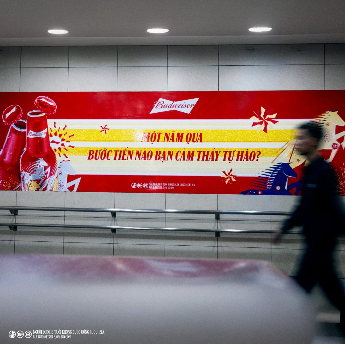 Budweiser phủ đỏ Metro với thông điệp “Bật nắp Tết đỏ, Mừng mọi bước tiến”
