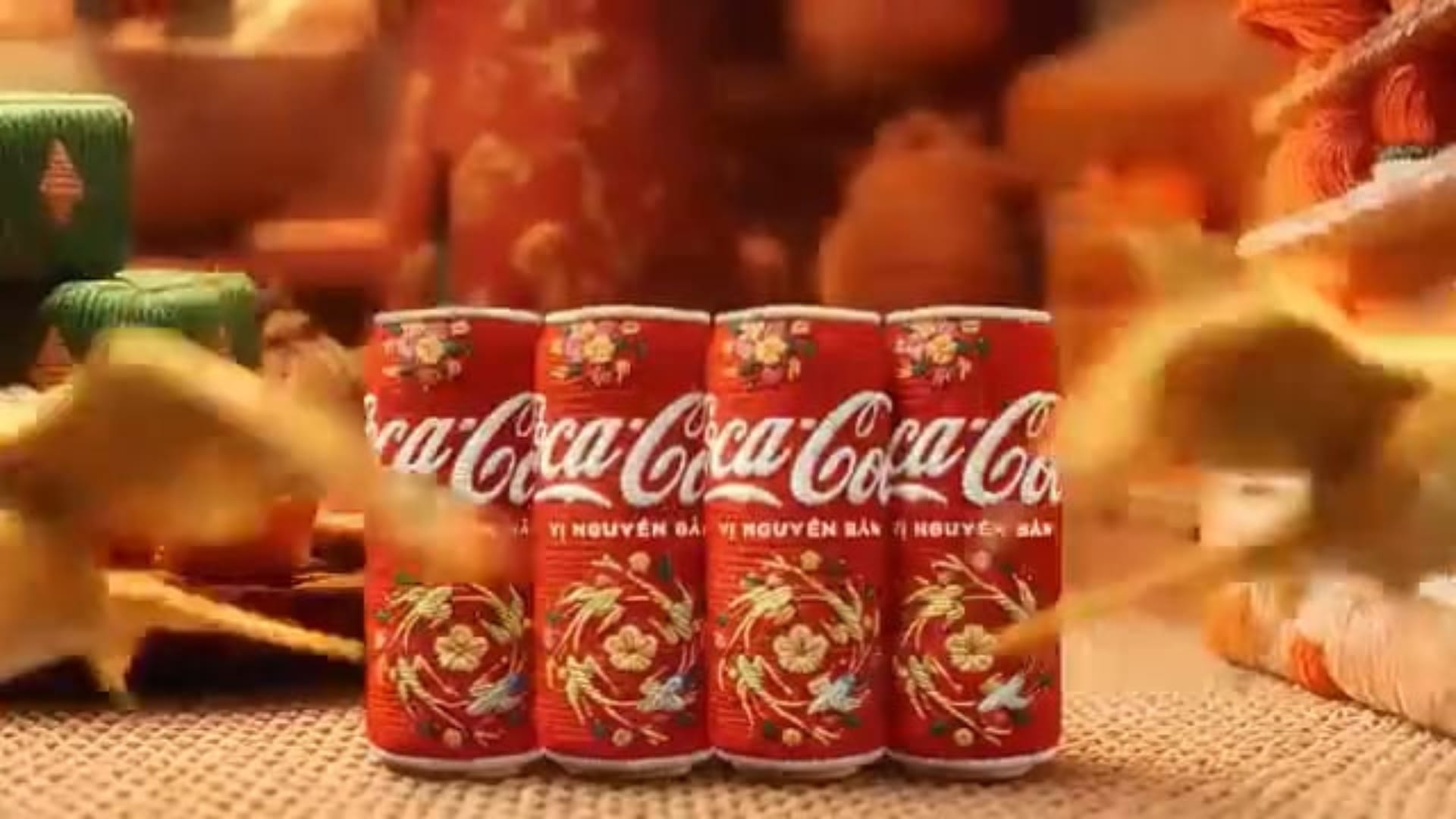 https://pod2.brvn.vn/media/2026/01/Coca-Cola_-Ba----t-hu----ng-kho----i--de----t-ne--n-Te----t-mo----i-low.gif