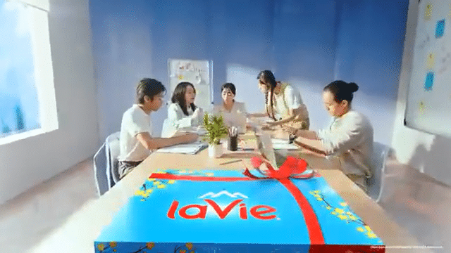 TVC Lavie: Trao quà Chúc Yên Cả năm tích cực