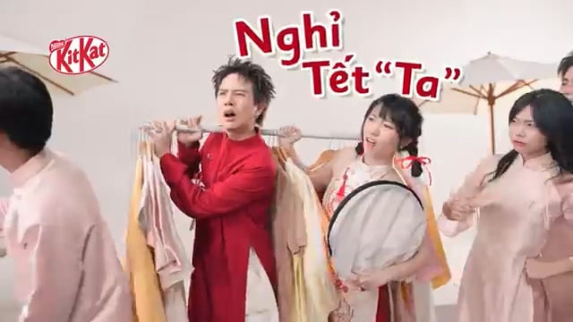 https://pod2.brvn.vn/media/2026/02/KitKat_----Go--c-te----t----Ta-----ta--ch-ra-cu--ng-Kitkat----low.gif